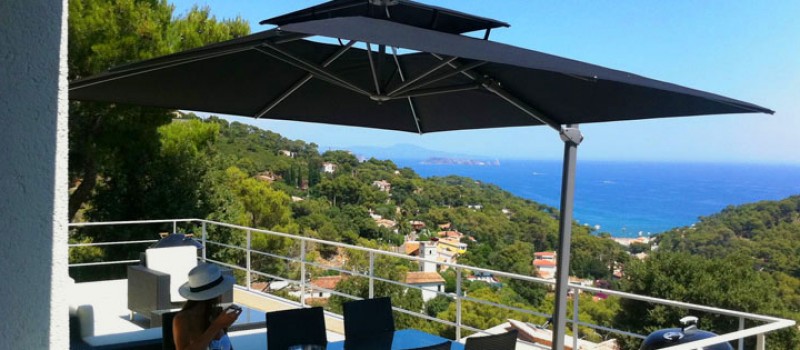 Laterna Zwart parasol op balkon Laterna Zwart parasol op balkon