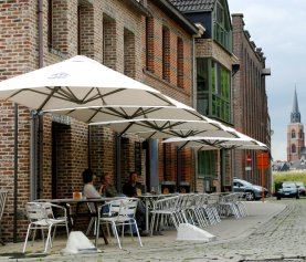 Muurparasol als alternatief voor zonnescherm